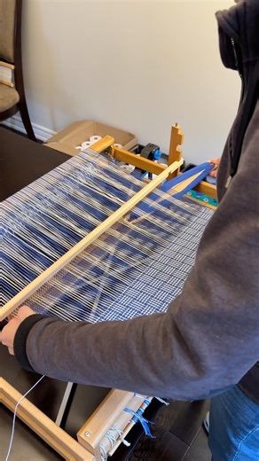 This weaving technique is so satisfying to watch #loomweaving #textileart #weaving