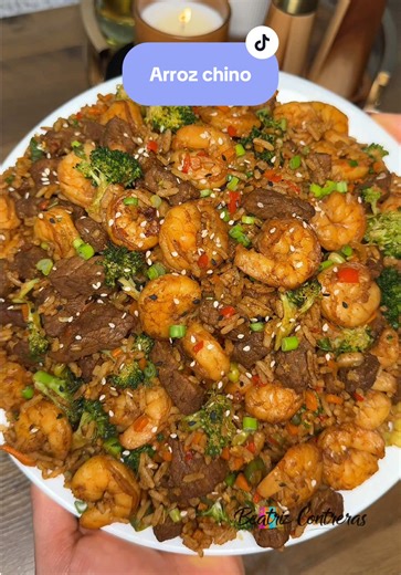 Delicioso Arroz Chino de Carne y Camarones