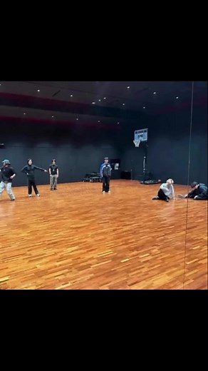 ternyata cuma ada namjoon,yoongi,jimin n Jungkook .... selebihnya itu dancer yah 🤗👍 yongiaaaa ! era gondrong dia di mulai lagi 😍 #bangtan #jungkook #jimin #suga #namjoon