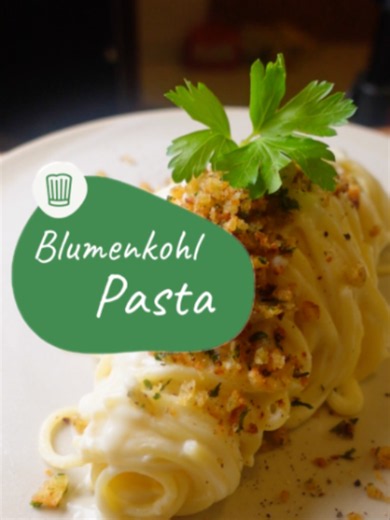 Blumenkohl und Pasta? Findet ihr die Kombi passt?🍝 Einfach Zwiebeln & Knoblauch anschwitzen, Blumenkohl kochen, mit Schmand & Sahne pürieren. Für den Crunch: Toastbrot & Blumenkohlgrün anbraten. Pasta mit der Sauce mischen, fertig! Perfekt auch als Mac 'n' Cheese Basis oder Suppe. Du brauchst: 200 g Pasta eurer Wahl (z.B. Spaghetti) 1/2 Blumenkohl und Blumenkohlgrün 200 ml Gemüsebrühe 100 ml Milch 2 EL Schmand 1 Schuss Sahne 1/2 Zwiebel 2 Knoblauchzehen 2 Lorberblätter 3 EL Butter 2 Scheiben To