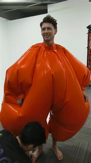 latexkinkfox on Instagram: "Behind the scenes, inflatable suit shooting 🍊 🍊🍊#latexfashion #latexoutfit #latexcatsuit #latexcatsuit #latexwear #latexfetish #latexaddict"