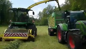 Ein #JohnDeere 8800i und #Fendt 724 beim ersten Schnitt. Danke an Jürgen Hödel für das Video per Nachricht. | profi