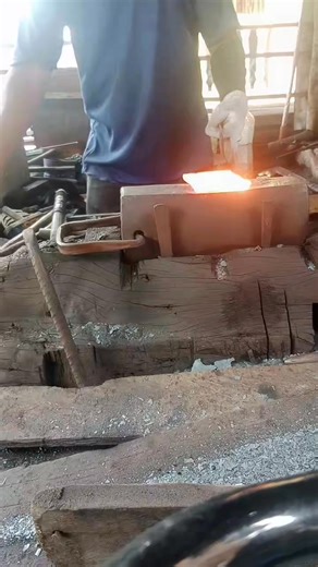 This is how iron shears are made, which blacksmiths often use for cutting. #Blacksmith in my village ... | Palahia