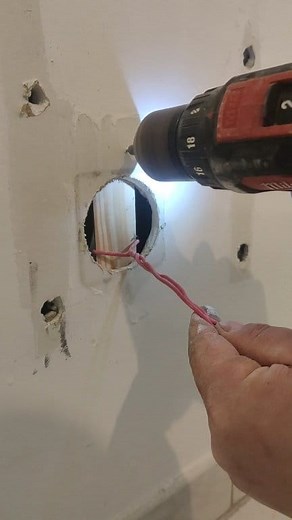 14K views · 177 reactions | Cum astupi o gaură de priză în rigips | Bricomixt | Facebook