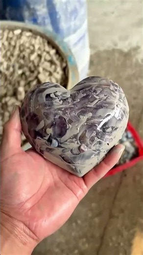 この石を洗ったらハート型の宝石が出てきた！