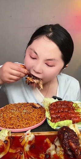 Immersive eating of boneless chicken legs