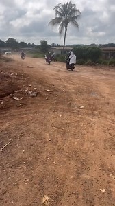 Le bitumage de la ville de Daloa avance, et la construction du dalot sur cette voirie est achevée. Note :Derrière la clôture de l'escadron, cette voie reliera le quartier Savonnerie au quartier Orly 2. video: iboum D #Daloa #development #bitume | DALOA-INFO