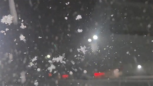 Meatball-sized snowflakes fall in New Albany, Indiana, USA