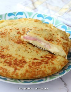 Schiacciata di patate in padella gustosa e facile da preparare Condividi il video per non perdere la ricetta ngredienti 600 g patate sale e pepe 50 g formaggio grattugiato 70 g farina di riso 1 uovo prezzemolo tritato 100 g prosciutto cotto 100 g scamorza (a fette) olio extravergine d’oliva assaggi Lessare le patate con la buccia per 30 minuti in acqua bollente. Non appena sono pronte, lasciatele raffreddare prima di privarle della buccia e di passare nello schiaccia patate. Versate le patate sc