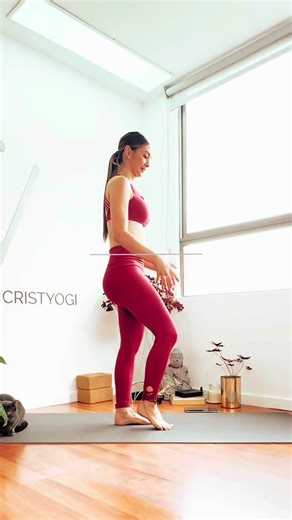 🏋️‍♂️🦵 Fortalece tus Flexores de la Cadera y Transforma tu Movilidad 🦵🏋️‍♀️ ¿Sabías que los flexores de la cadera son cruciales para una movilidad óptima y una postura correcta? A menudo, estos músculos pueden debilitarse debido a largos períodos de sentado o inactividad, lo que puede llevar a problemas de equilibrio, dolor lumbar y limitaciones en tu práctica de yoga o actividades diarias. En este reel, te guío a través de una serie de ejercicios diseñados específicamente para fortalecer tu