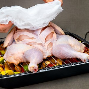 Die rettende Gaze - wie man das saftigste Hähnchen im Ofen zubereitet Zutaten: ein ganzes Huhn - 1 Stück Essig - 40 ml Salz - 10 g für die Soße: Barbecue-Soße - 50 g Ketchup - 50 g Sojasoße - 40 ml Zitronensaft - 10 ml Salz -10 g schwarzer Pfeffer - 8 g Knoblauch - 3 Zehen Zucker - 10 g Gemüse: Kartoffeln - 400 g zwiebel - 200 g Zucchini - 1 Stück rote Paprika - 1 Stück grüne Paprika - 1 Stück Pilze - 200 g Tomaten - 250 g Salz - 10 g schwarzer Pfeffer - 8 g süßer Paprika - 5 g Kräuter der Prove