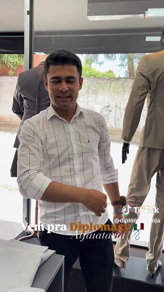 🔥 Você já viveu a experiência de se vestir na Diplomacy? 👔 Aqui não é só sobre roupa… é sobre estilo, confiança e presença! 💼✨ Cada terno, cada camisa, cada sapato é pensado pra quem gosta de se sentir bem, elegante e autêntico. 🧵 Ternos sob medida com corte impecável 👕 Camisas de alfaiataria com gola italiana 👞 Sapatos 100% em couro, conforto e classe em cada passo Venha conhecer de perto o que é se vestir com personalidade e exclusividade! A gente te espera aqui na loja! 😎 📍 Av. Cesári