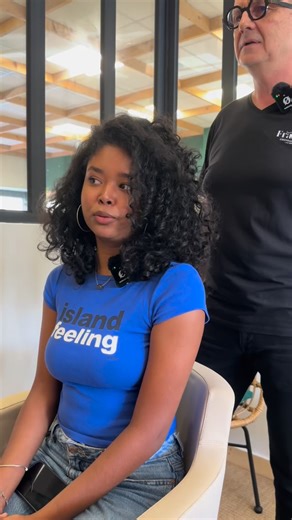 Selon le type de cheveux que vous avez, de sa porosité (ultra important à savoir) et de ses besoins, la routine capillaire varie. Il est donc important de considérer les conseils qui vous suivre avec des pincettes. D’une manière générale, il existe une “base” réutilisable par le commun des mortels. Puis en fonction de ses problématiques, des solutions s’ajoutent. Prenons le cas de Léa qui a : - Les cheveux bouclés, type 3B, avec porosité forte. Qu’est-ce que je lui conseille ? - D’opter pour un 