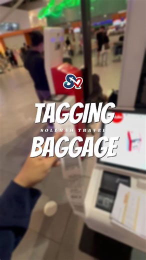 Senang je guyss tutup mata pon confirm tak salah buat🙈 Siapa lagi yang gelabah tak tau nak print bag tag save video ni untuk rujukan akan datang - Solehah Travel, Rakan Pengembaraan Anda 🛫 #tutorial #klia2 #tutorialtiktok #baggagetag #airasia