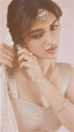 ట్రెడిషనల్ గా రెడీ అయినా వైరల్ శ్రీ లీల నీ చూడండి 😂