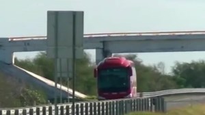 Hallan a cinco de las 31 personas secuestradas en un autobús en México: son venezolanos. ✅ Sigue esta y más noticias las 24 horas en ViX  https://bit.ly/37q2XXw | Univision Arizona | Facebook