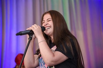 And the My Kid Rocks singer is: Lisa Taylor!