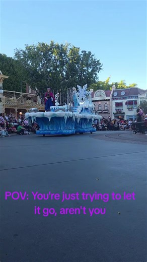 You're just trying to let it go, aren't you#parade #frozen #elsa #anna #disneyland