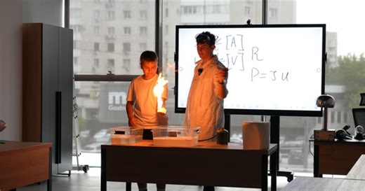 „E mult mai interesant decât la școală”. Fizica, explicată copiilor prin experimente, la o tabără de zi