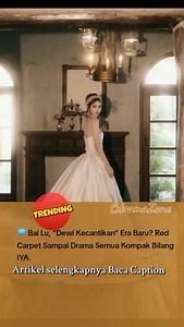 2025 seolah jadi panggung pribadi Bai Lu. Puncaknya? Weibo Vision Conference 3 November. Dengan gaun closing look Julien Fournié, rambut abu linen, dan perhiasan De Beers, ia langsung dijuluki “Dewi Kecantikan Turun dari Langit.” Cahaya, tekstur gaun, dan ekspresi yang tenang membuatnya tampak seperti “putri kastil yang baru keluar dari lukisan minyak”. Tapi gelar “Dewi Kecantikan” bukan cuma soal red carpet. Di layar, Bai Lu punya aura “rapuh tapi ilahi” lewat Bai Shuo di Moonlight Mystique, da