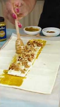 Folhado de queijo Brie com mostarda e mel l SAVORA