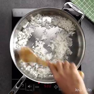 Para la comida no hay nada más práctico y delicioso que unos ricos TAQUITOS DORADOS DE PICADILLO, ¡acompaña con cremita y salsa, te fascinarán! Receta: https://bit.ly/3fwYZfg | kiwilimón