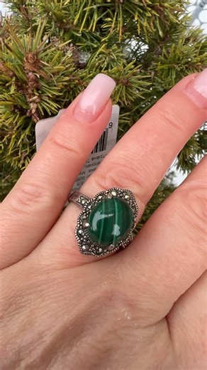 Мадам Брошкина. on Instagram: "Серебряное кольцо 💍 925 🌺 марказит ,малахит 🌺 размер 18 🌺 состояние новое , родные бирки 🏷️ цена 2500 р 🌺Заходи в профиль☀️отправлю почтой России в другие регионы ПОЧТОВЫЕ РАСХОДЫ 350 р 🚀🚀яндекс 250 р 🚀🚀🚀🚀🚀🚀Смотрите хорошо фотографии 👌читайте описание 😁ювелирные изделия возврату И ОБМЕНУ не подлежат 🤷‍♀️ ЮВЕЛИРНЫЕ УКРАШЕНИЯ Авито доставка не отправляю 👆👆👆👆👆👆👆👆👆👆👆👆👆👆👆#горныйхрусталь #серебряныеукрашения #серебро_925_пробы #серебромоск