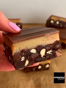 Triple Chocolate Caramel Brownies 😍 Omg 🤩 If you love fudgy brownies and millionaires shortbread, you have to try this! A fudgy, triple chocolate brownie base, a gooey caramel filling, topped with creamy milk chocolate 🤤 It’s super rich and super chocolatey and so delicious! Sound on for full instructions 🔉 All you need is: Brownie: 170g unsalted butter, melted & cooled slightly 250g caster sugar 2 large eggs 125g dark chocolate, melted & cooled slightly 100g plain flour 30g cocoa powder 1 t