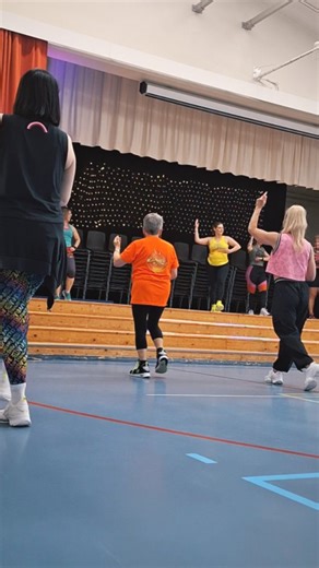 💃 En liten glimt från lördagens Zumba maraton i Vasa när vi tillsammans firade Martha Zamora's 15 år som Zumba instruktör med närmare 3h dans. 🤩 Det var så härligt att få se och höra om de damer som följt Martha under alla dessa år. En del av dem hade varit med ända från starten och deltagit varje vecka i alla hennes danspass. Det är sann dansglädje det! Jag har ännu några år kvar tills jag kan fira 15 år som instruktör, men i år har jag hållit kurser i 8 år, vilket också känns som en rätt fin