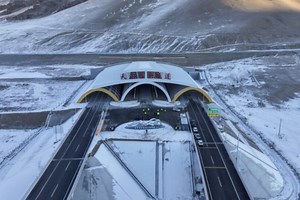 Hầm cao tốc dài nhất thế giới xuyên dãy Thiên Sơn Trung Quốc