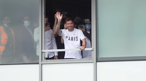 16K views · 529 reactions | Lionel Messi waves from a window at Paris–Le Bourget Airport after landing in the French capital Tuesday, as hundreds of Paris Saint-Germain fans gathered outside chant his name. The Argentinian footballer's father Jorge Messi told Spanish media earlier that his son will join PSG. | AFP News Agency | Facebook
