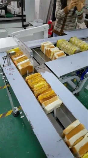 Bread feeding flow wrap packing equipment #machine #cleanerfillingmachine #factory #automobile #cnc