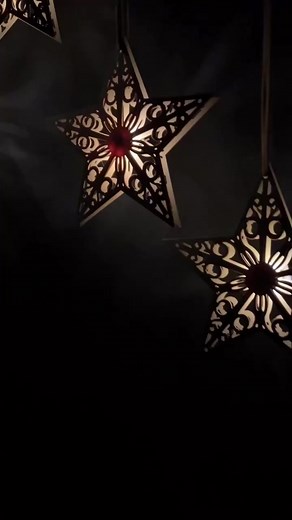 DIY Dollar Tree Light-Up Wood Stars #dollartree #dollartreechristmas #dollartreechristmasdiy #dollartreediy #dollartreehacks #dollartreeprojects #dollartreefinds #christmas #christmas2022 #christmascrafts #christmasdiy #diychristmas #christmasiscoming #holidavcraft @The Navage Patch -DIY & Crafts