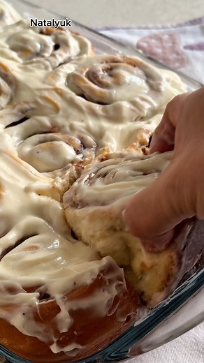 QUICK AND DELICIOUS CINNABONS ✔️ИДЕАЛЬНЫЕ СИННАБОНЫ ТАК ПРОСТО!#viralshort #tasty#buns#cinnabonsrecipe#булочки#синнабонырецепт#булочкискорицейИнгредиенты: 12 булочекМолоко 250гмука 500гсольсахар 3 с.лдрожжи 2 ч.ляйцо 1 штжелток 1 штсливочное масло 60 гНачинка :сахар 100 гкорица 3 ч.лкакао 1 ч.лсливочное масло 70 гПомадка покрытие:сливочный сыр 100 гсливки 30% 200 гсахарная пудра 3-4 с.лIngredients:250g milk500g floursalt3 tbsp sugar2 tsp yeast1 egg1 yolk60g butterFilling:100g sugar3 tsp cinnamon