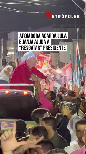➡️ ELEIÇÕES 2026 Uma apoiadora abraçou o presidente #Lula durante uma carreata na noite desta sexta-feira (4/9), em #JuazeirodoNorte (CE). Enquanto a mulher puxava Lula, a primeira-dama Rosângela da Silva, a #Janja, ajudou a afastá-la, evitando que o marido caísse do carro onde estavam. Sob o calor intenso do Cariri, Janja também ficou atenta ao marido durante o percurso e, em vários momentos, enxugou o suor do presidente com uma toalhinha.#Metrópoles 🤳 Carolina Nogueira/Metrópoles #colunaigorg