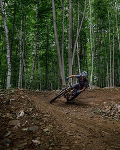De nouveaux sentiers de vélo de montagne ouvrent pour la saison 🤟. Que vous soyez débutant ou expert, l’expérience reste inoubliable. Sentir l’adrénaline monter à chaque virage, dépasser ses limites, entendre les pneus mordre dans la poussière... Ça nous avait manqué! 🚵‍♂️ Montebello Vélo de Montagne a inauguré, sur les terres seigneuriales historiques du patriote Louis-Joseph Papineau, un réseau de 25 km pour vélos de montagne et vélos à pneus surdimensionnés. Au fil des sentiers, on profite 