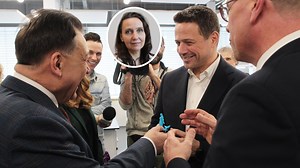 Trzaskowski rozdaje prezenty na Święta. A PiS każe mu się bić w piersi... Kraj o Warszawie. Felieton