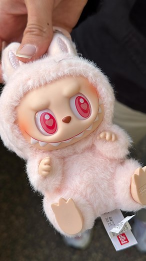 LOOK AT MY KICKS | Sneaker Store MX on Instagram: "¿Tu Labubu es original? 樂✨ Aprende estos 3 tips infalibles para identificarlo y evitar los fakes.  ✔ Verifica el código QR ✔ Checa la etiqueta ✔ Usa una lámpara UV ¡Y no te pierdas el tip extra al final!  Si buscas Labubus 100% originales, encuéntralos en Look at My Kicks.  #labubuoriginal #popmart #fyp #lookatmykicks #labubu"