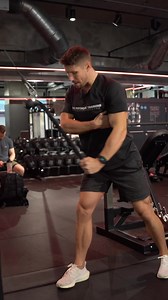 🎯 Single-arm straight-arm lat pulldowns. A few tweaks to your technique that’ll make them work even better. Note “hips towards camera”. Questions/comments? Drop them below ⬇️ THEFITNESSMAVERICK.com | EPT Lab Personal Training Market Harborough & Kibworth