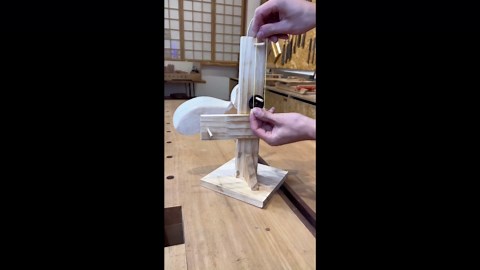 Armchair inventor makes rubber band-powered fan with no electricity