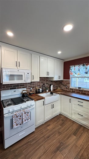 Farmhouse Kitchen Remodel Before and After #diy #construction #kitchenremodel #farmousestyle #homeimprovement | Downes Construction