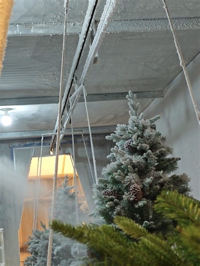 How to Create a Flocked Christmas Tree