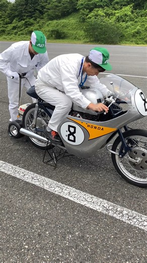 2.6M views · 51K reactions | This is old school style of firing up! RC142 getting ready for GoodWood #FOS #MotoGP #Honda #HRC #Hondamotorcycle #HondaRacing #Motorcycle #Racing #Motorsports | HRC - Honda Racing Corporation | Facebook