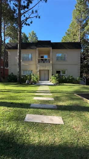 🏡 CASA EN VENTA · PINAMAR NORTE 🌲✨ Un hogar pensado para vivir Pinamar todo el año, donde el diseño, la calidez y los espacios amplios se combinan en equilibrio con el entorno. 📍 Helios 443 · Pinamar Norte 🏠 Planta baja: 🚪 Hall de recepción 🛋️ Living con hogar y comedor 🍽️ Cocina integrada con isla 🛏️ Dormitorio 🛁 Baño completo ⬆️ Planta alta: 🛌 Tres dormitorios en suite 🧺 Lavadero 🌿 Balcón terraza 🌳 Exterior: 🔥 Galería con parrilla y hogar a leña 💦 Piscina climatizada con deck 🌱