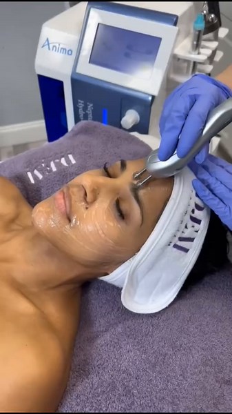 The Anima Neptune 2.0 🙌 Take a look at all the modalities that come with this machine! 🤩 Hydrodermabrasion 🤩 Oxygen Infusion 🤩 Radiofrequency 🤩 Microcurrent 🤩 LED Mask Want to learn more about the Neptune? Click the link in our bio! . #dermajem #hydrodermabrasion #spaequipment #spaprofessionals #esthetician #spaowner #shinelikeaJEM💎