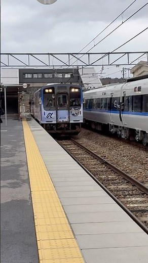 【和倉温泉駅】のと鉄道と683系で1両差しかないのに結構離れた位置で停車#jr西日本#のと鉄道#和倉温泉