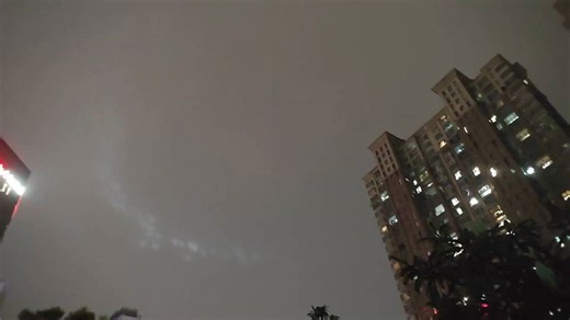 China: Mysterieus licht dat in cirkels draait verlicht nachtelijke hemel in China