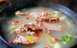 熬骨头汤，千万别直接熬，掌握3个小诀窍，汤浓肉香，无腥味