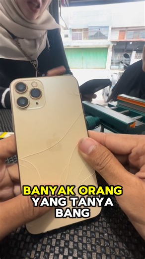 Rizal S. Syarif on Instagram: "Jangan ditutupin pake case terus, kasihan iPhonenya gak bisa napas! 🥲 Daripada ganti unit baru, mending bawa ke iCore. ✅ Bisa ditunggu ✅ Alat profesional ✅ Harga ramah di kantong ✅ Hasil kayak baru keluar dari box! Ketik tipe iPhone kamu di kolom komentar buat cek harga! 👇 #servicehp #iphone13 #iphone11pro #gantibackglass #lombok tukanghp serviceiphone"