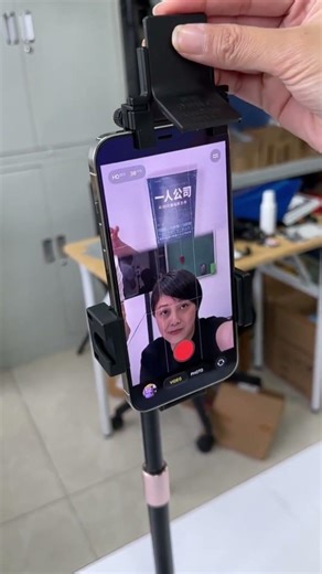 Smart mirror camera design that splits the screen into two halves while recording